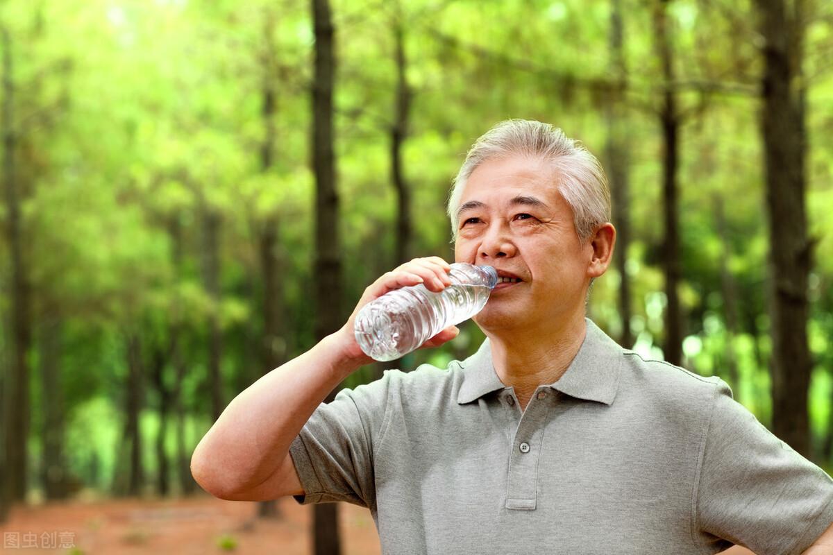 早晚喝水助健康，滋润生活每一天