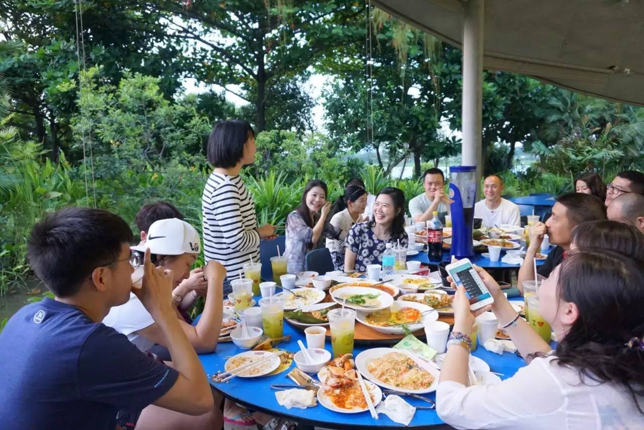 味蕾冒险之旅，跟随旅行团探寻隐藏美食街的魅力