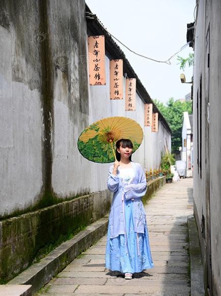 美女老外汉服打卡黄山云海美景