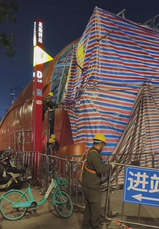 广州地铁口改造引发争议，连夜拆除探索城市管理与公众意见的平衡之道