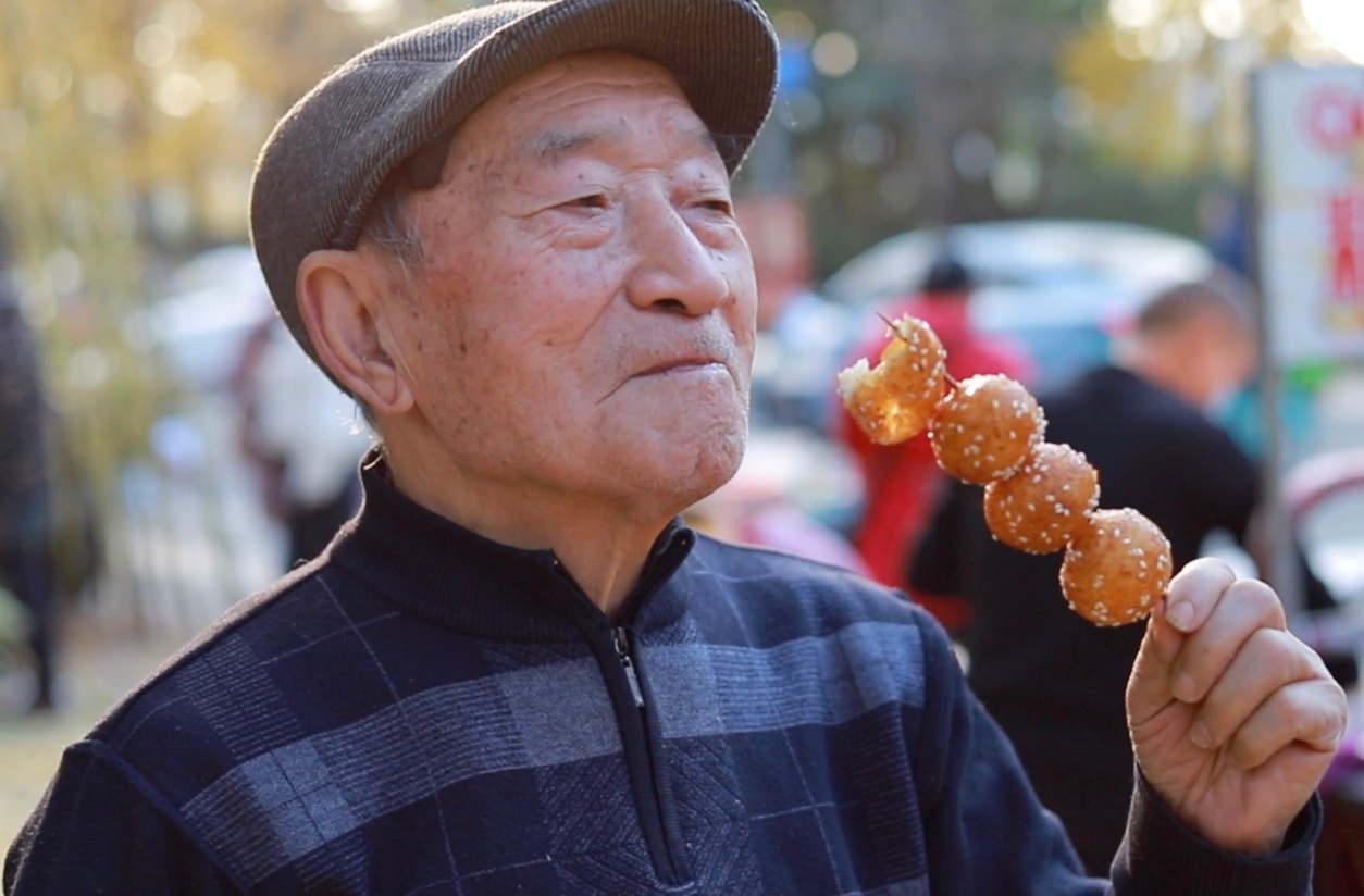 88岁爷爷秒变青春少年，直播美食之旅的奇妙重生