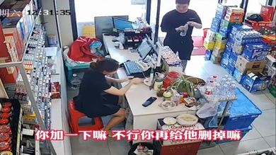 女孩遭遇搭讪危机，店家英勇劝退陌生男子