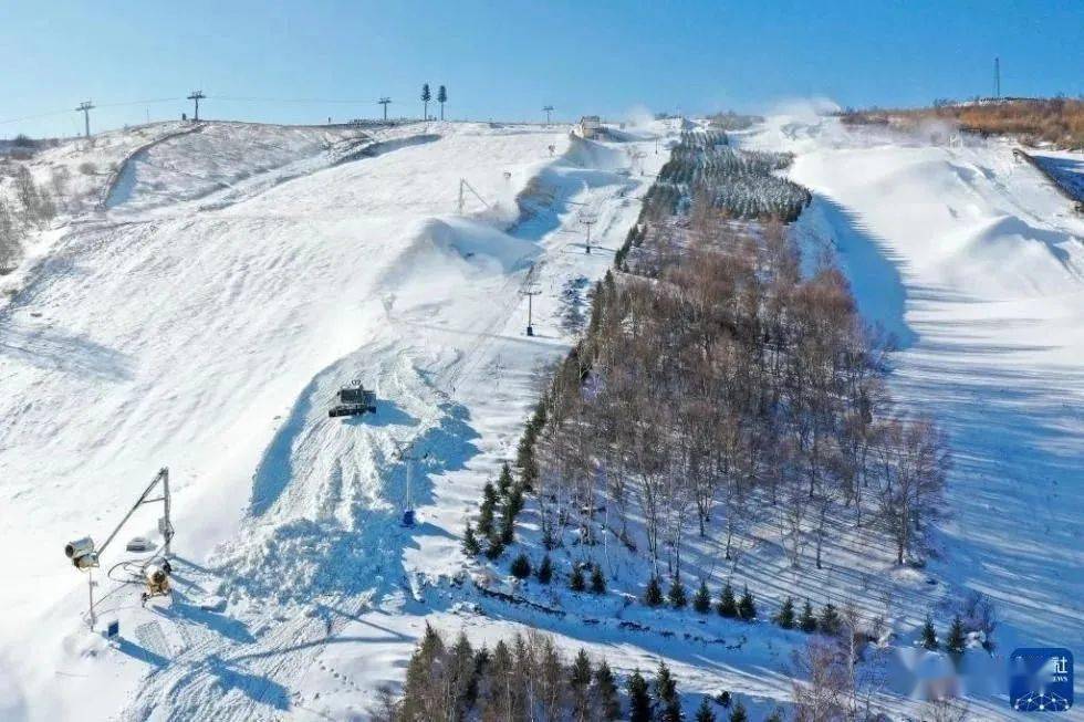 张家口云顶滑雪场发生游客坠落事故，滑雪安全引关注