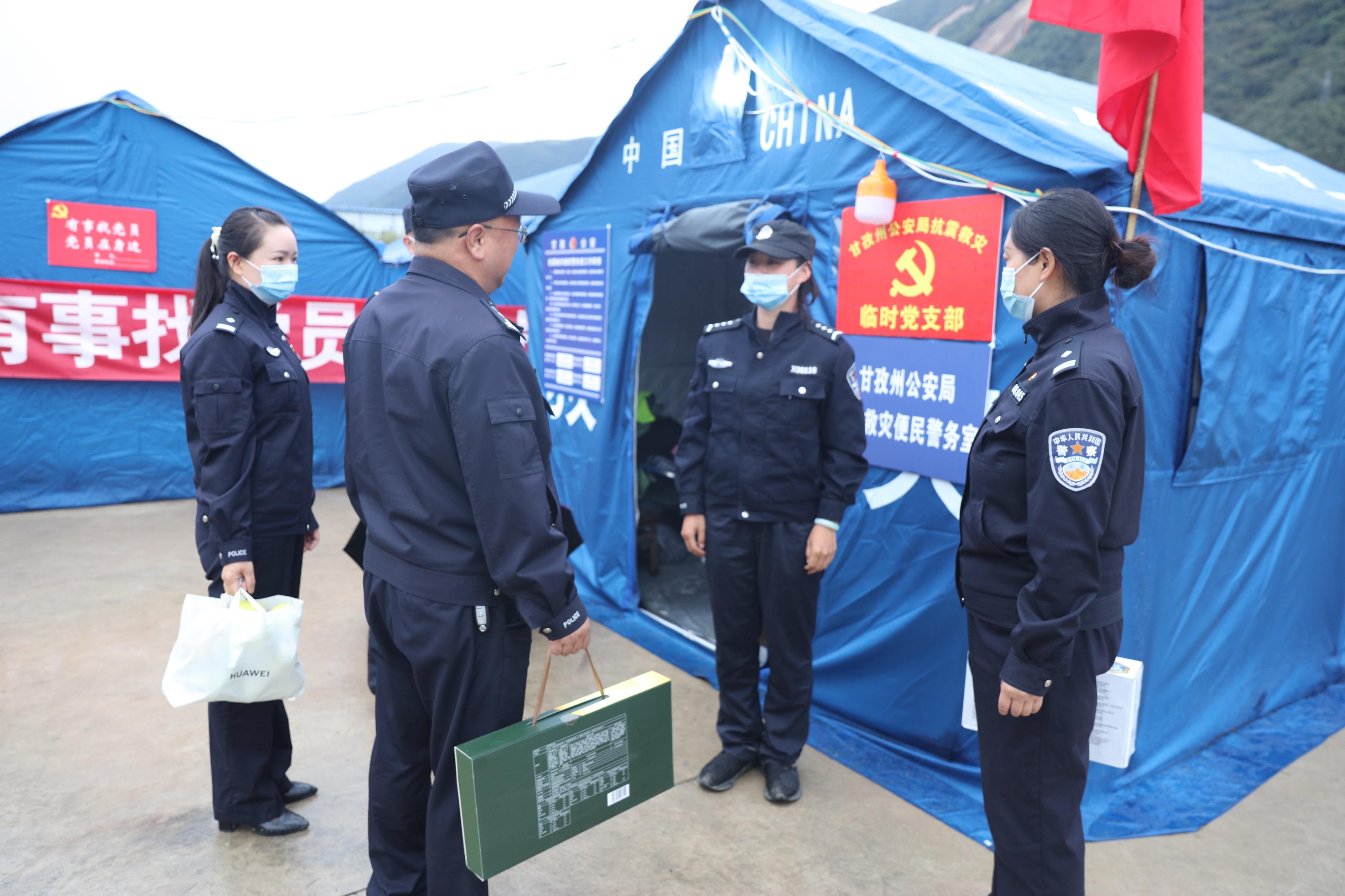 生命的脆弱与坚韧之歌，辅警在震区挖到儿女遗物的心碎瞬间