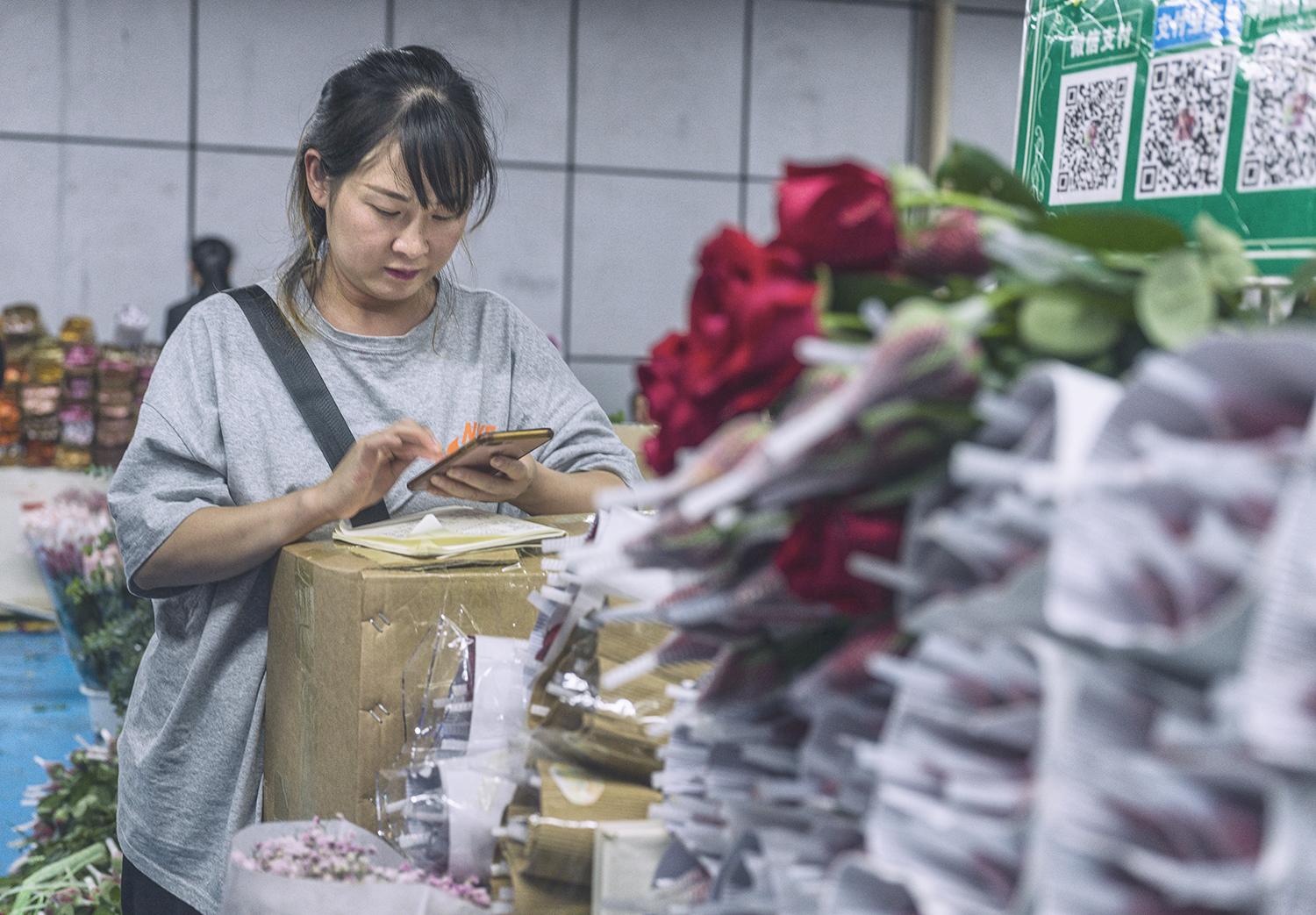 春节花卉市场热卖，繁花似锦迎新春佳节