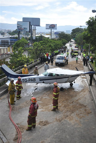 危地马拉上空两客机险相撞，引发航空安全警示钟声