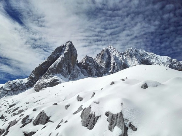 知名博主雪山飞跃挑战失联，冒险人生还是自然之险？