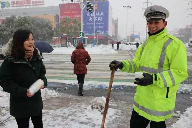 自驾返乡遇暴雪，电车困境与勇气之旅