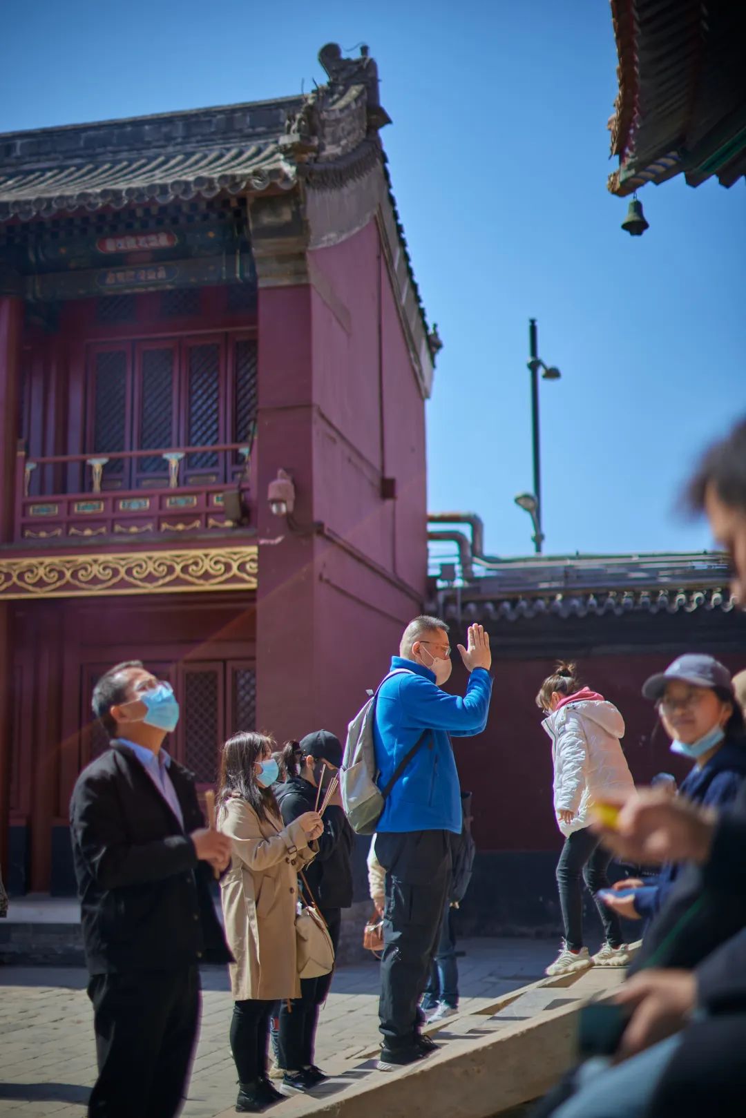 北京雍和宫上香现场，历史、文化与现代交融的朝圣地